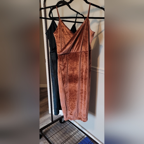 Lulu's Rusty Rose Gold Velvet Wrap Spaghetti Strap Midi Dress Women's Medium - Picture 5 of 10